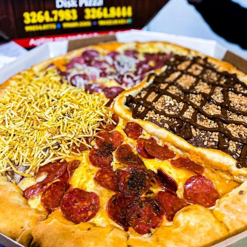 Pizza gigantesca com outra pizza no meio em Balneário Camboriú #pizza