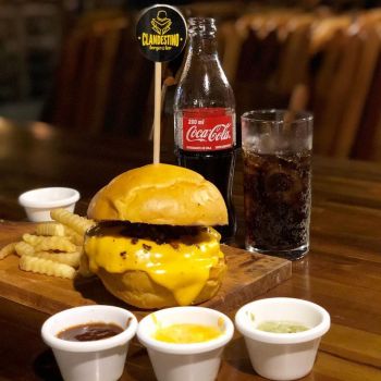Foto Clandestino Burger & Bar