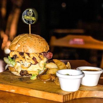 Foto Clandestino Burger & Bar